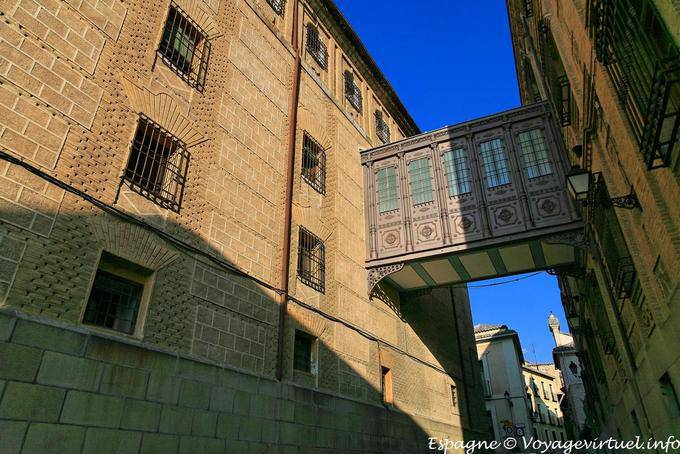 Tolède, passage suspendu dans la calle Colegio Doncellas - Espagne