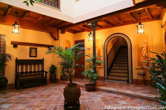 Intérieur éclairé d'un patio à Tolède - Espagne