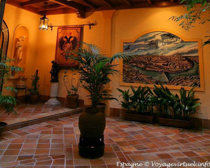 Reproduction de la ville sur le mur d'un patio à Tolède - Espagne