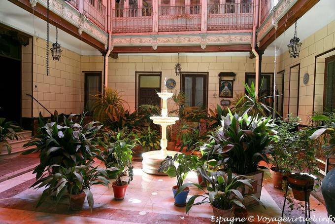 Tolède, Patio avec une fontaine - Espagne