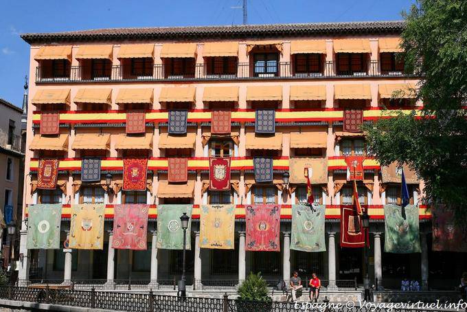 Edifice sur la place de Zocodover, Tolède - Espagne