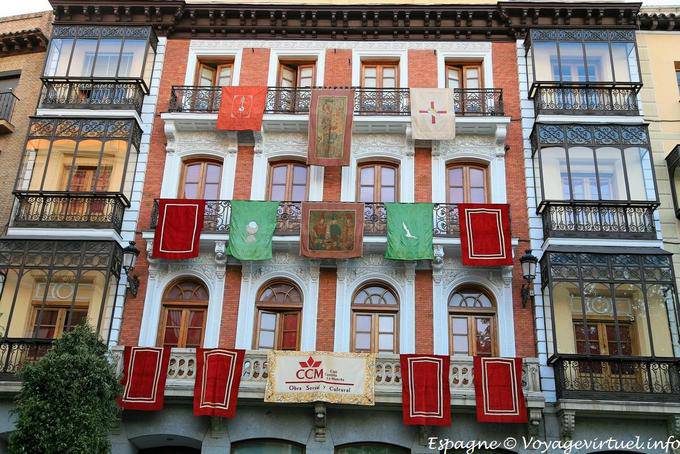 Préparatifs de fête sur une façade, Plaza Zocodover, Tolède - Espagne