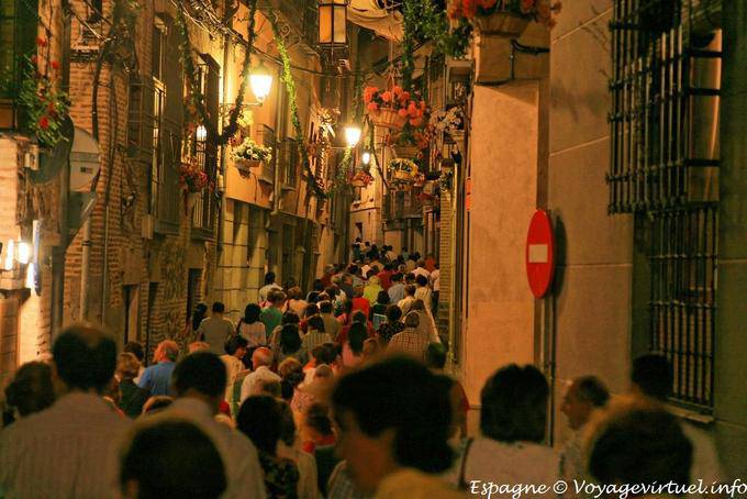 Foule dans la rue de nuit, procession à Tolède - Espagne
