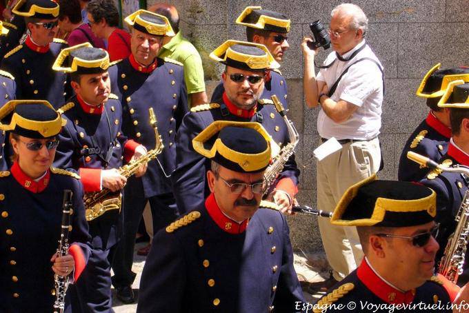 Cortège de musiciens, procession à Tolède - Espagne
