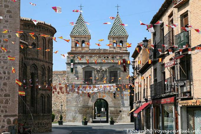 Vue depuis l'intérieur des remparts, Puerta Nueva de Bisagra, Tolède - Espagne
