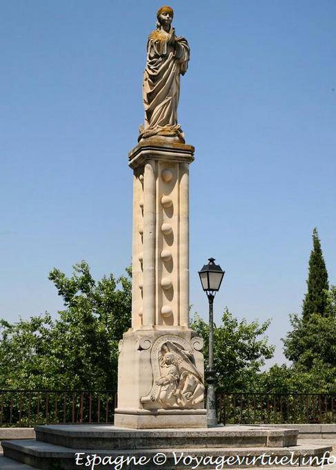 Vierge sur colonne, Plaza San Juan de los Reyes, Juderia de Tolède - Espagne