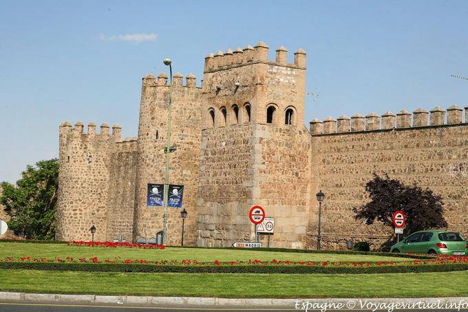 Tolède, remparts de la Puerta Nueva de Bisagra - Espagne