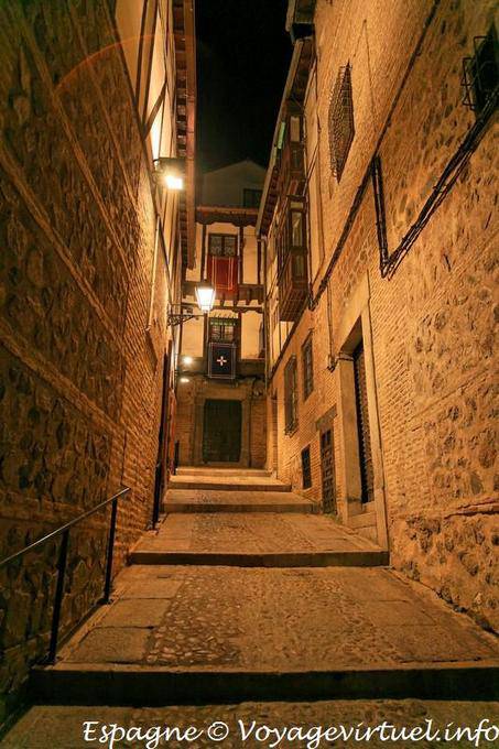 Tolède, ruelle aux marches, la nuit - Espagne
