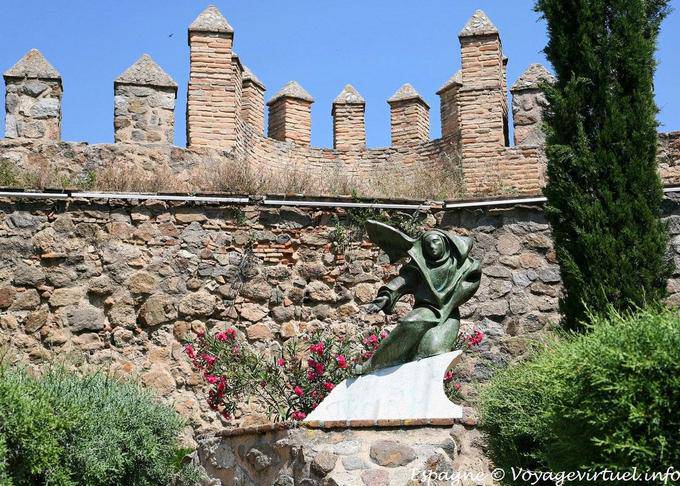 Tolède, sculpture devant les remparts - Espagne