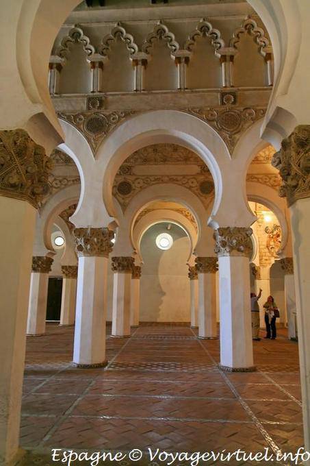 Trois des cinq nefs de l'édifice mudéjar, Synagogue Santa Maria la Blanca, Tolède - Espagne