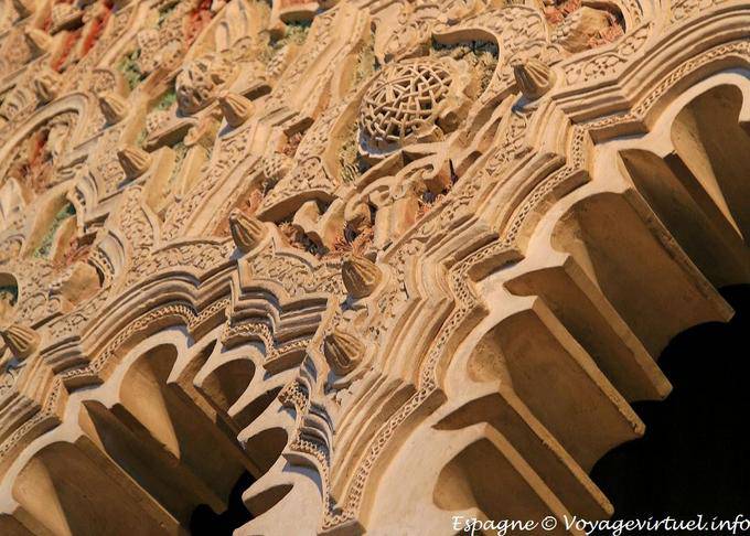 Arabesques sur le mur de l'Arche Sainte, architecture mudéjare, Synagogue El Tránsito, Tolède - Espagne