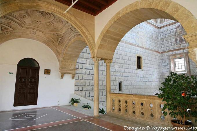 Úbeda, architecture intérieure de l'Hospital de Santiago - Espagne