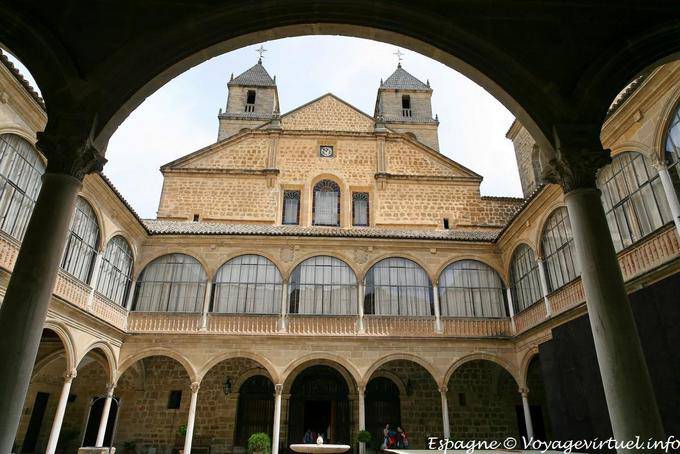 Úbeda, Patio del Hospital de Santiago - Espagne