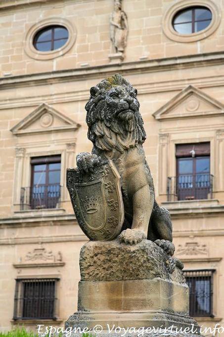 Úbeda, un des deux lions, place Molina - Espagne