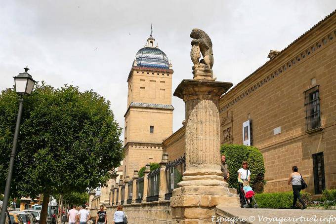 Úbeda, vue extérieure de l'Hôpital de Santiago - Espagne