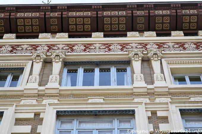 Valencia, architecture et couleurs, place de la Reine - Espagne