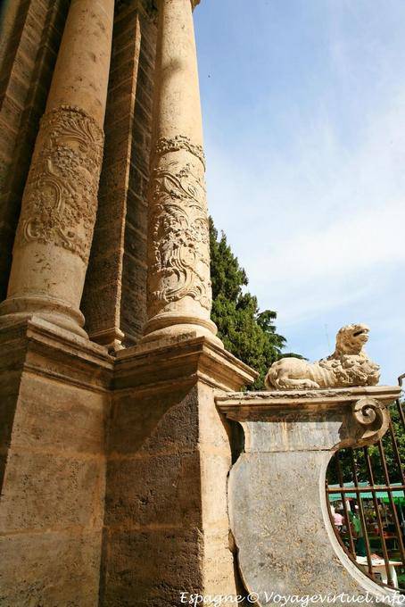Valencia, Cathédrale, détail des colonnes de la porte du Palau - Espagne