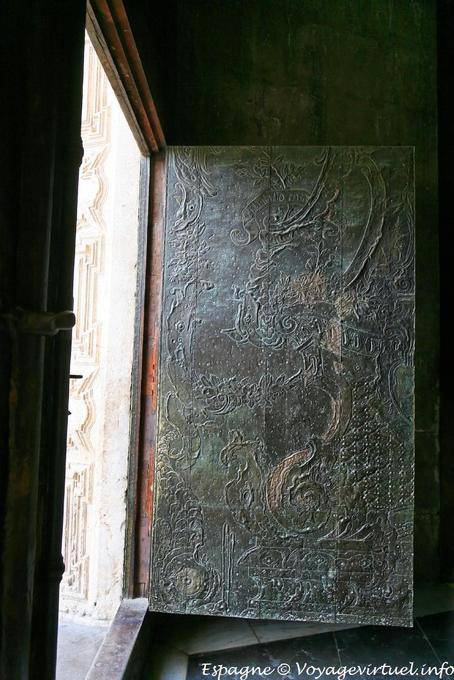 Valencia, cathédrale Sainte-Marie, porte en métal sculptée - Espagne