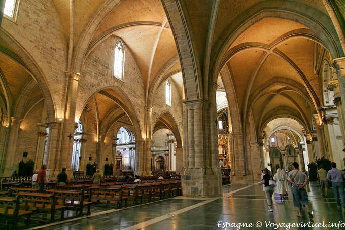 Valencia, promenade dans la nef de la cathédrale Sainte-Marie - Espagne