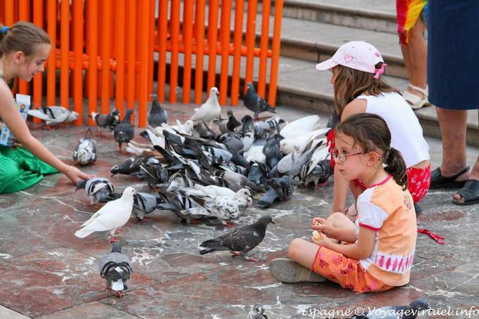 Valencia, des enfants et des pigeons - Espagne