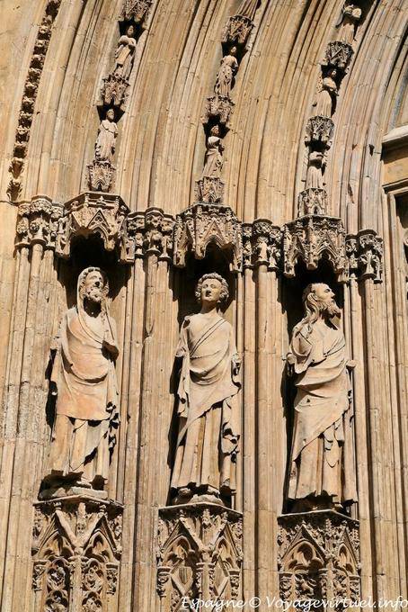 Valencia, statues de la porte de Los Apostoles - Espagne