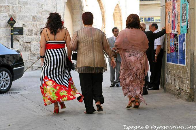 Valencia, passantes en tenue de soirée - Espagne