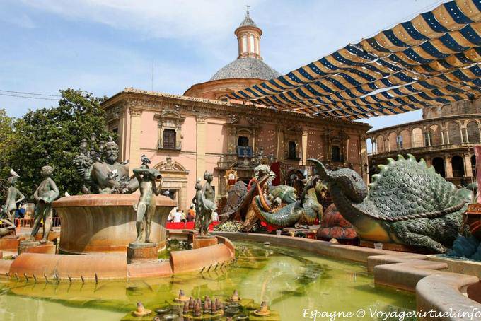 Valencia, fontaine devant la Real Basilica de la Virgen - Espagne