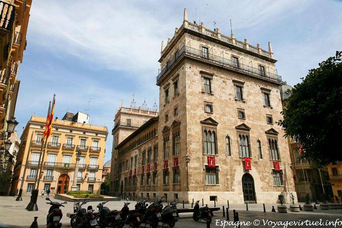 Valencia, Palacio de la Generalitad, vue panoramique sur la place - Espagne