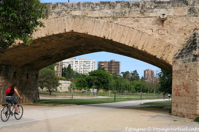 Valencia, Puente de la Trinidad, Jardin del Rio Turia - Espagne