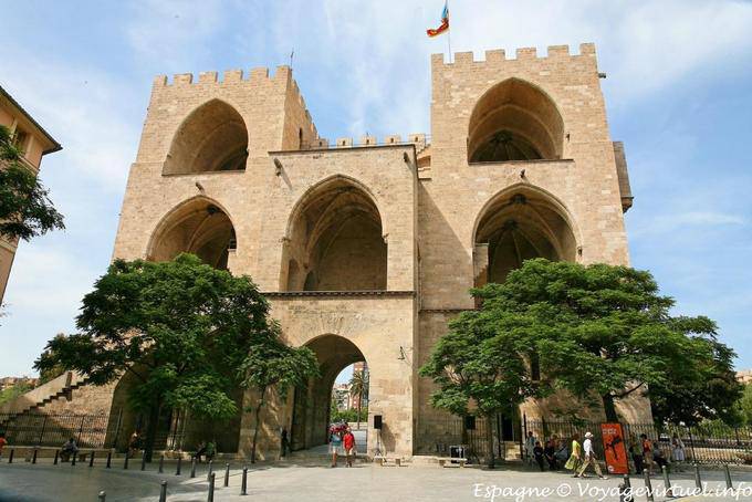 Valencia, Torres de Serranos vue depuis la ville - Espagne