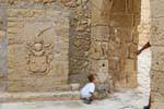 Enfant dans fortifications, Castillo Santa Barbara, Alicante, Espagne.
