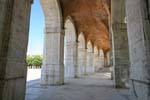 Aranjuez, sous les arcades de l'Iglesia San Antonio, Espagne.