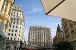 Madrid, parasol sur la Gran Via, Espagne.