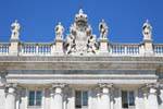 Sculptures et armes d'Espagne, façade est du Palais royal, Madrid, Espagne.