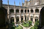 Jardin intérieur du cloître, vue du premier étage, Monastère de Saint-Jean des Rois, Tolède, Espagne.