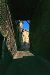 Passage sombre à voûte de bois, calle Colegio Doncellas, Tolède, Espagne.