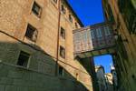 Tolède, passage suspendu dans la calle Colegio Doncellas, Espagne.