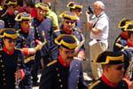 Cortège de musiciens, procession à Tolède, Espagne.