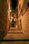 Tolède, ruelle aux marches, la nuit, Espagne.