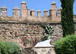 Tolède, sculpture devant les remparts, Espagne.