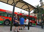 Valencia, attente à l'arrêt de bus, Espagne.