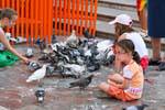 Valencia, des enfants et des pigeons, Espagne.