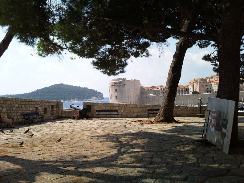 Petite place ombragée à Dubrovnik.  Schacke Frederic