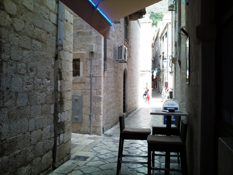 Dubrovnik, petite table sur passage Schacke Frederic