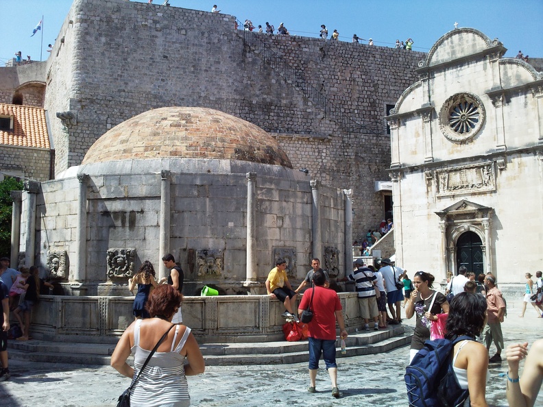 Dubrovnik, au pied de la fontaine d'Onofrio. Schacke Frederic