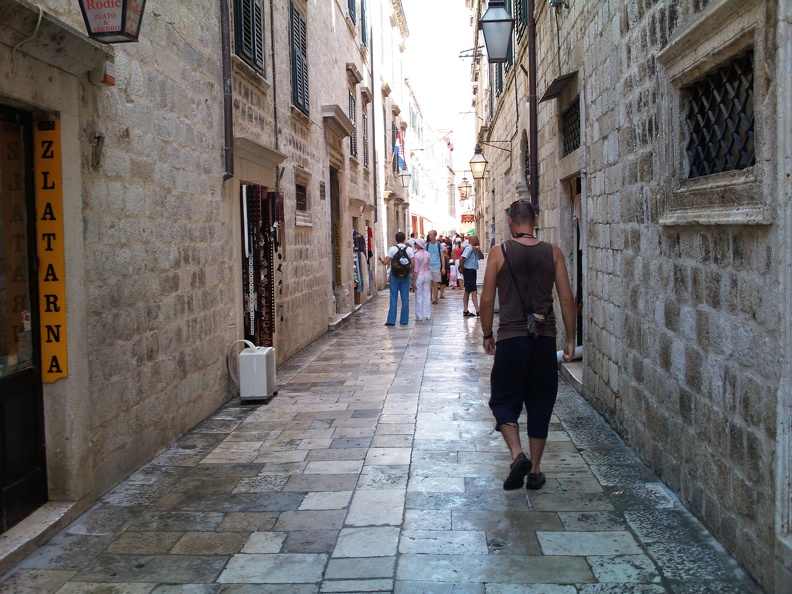 Homme dans une rue à Dubrovnik. Schacke Frederic