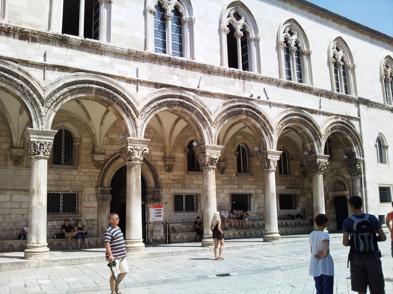 Les arcades du théâtre de Marin Drzic, Dubrovnik.  Schacke Frederic