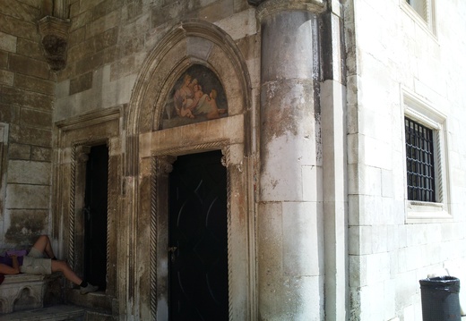 Photo0284 porte du theatre de Marin Drzic