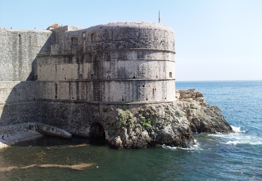 Photo0317 une des imposantes tours de Dubrovnik