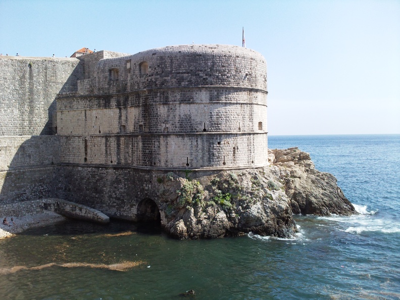 Une des imposantes tours de Dubrovnik Schacke Frederic